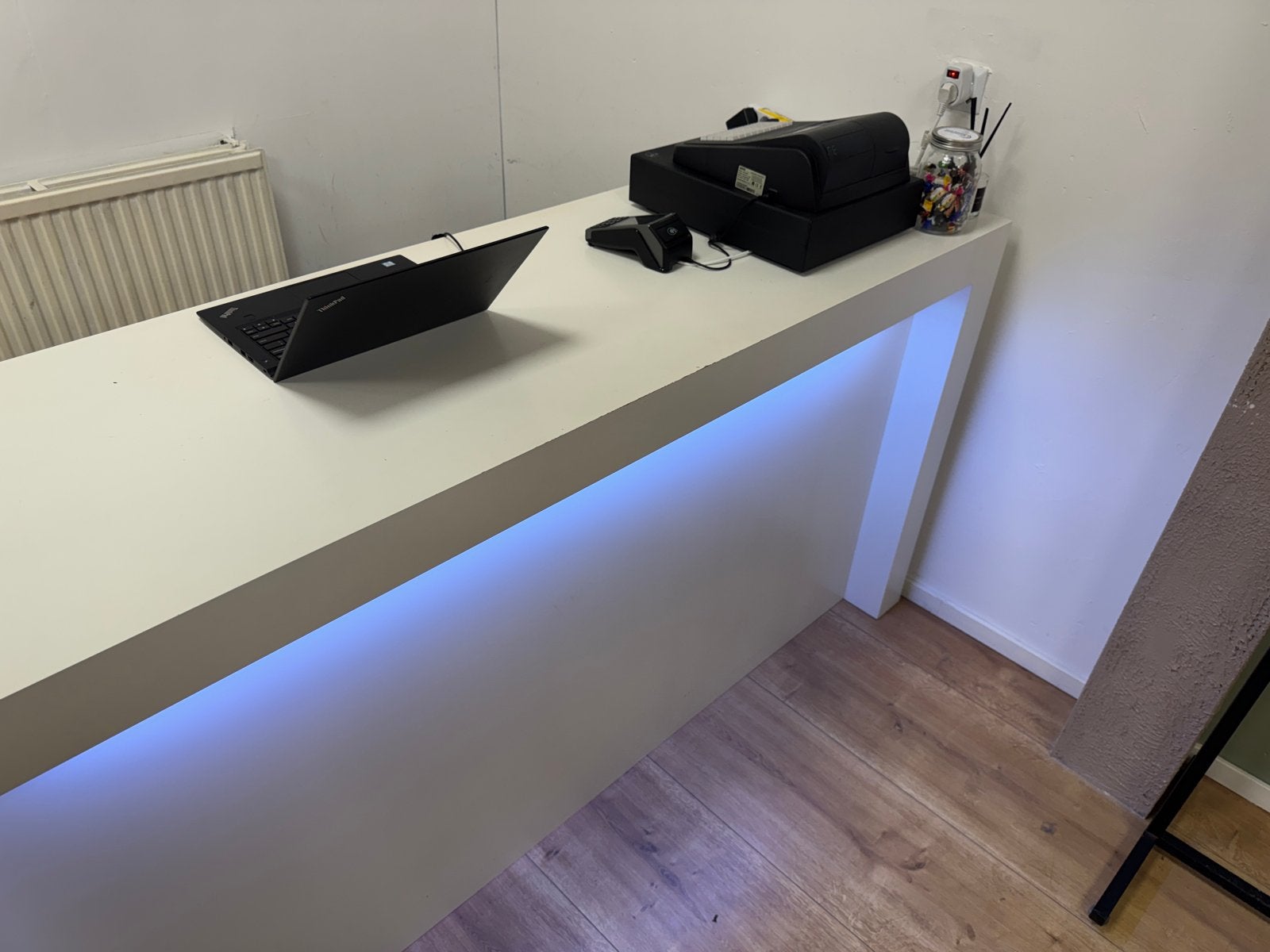 Moderne witte balie met LED-verlichting voor winkel/kantoor, Huis en Inrichting, Tafels | Bijzettafels, Ophalen, Zo goed als nieuw