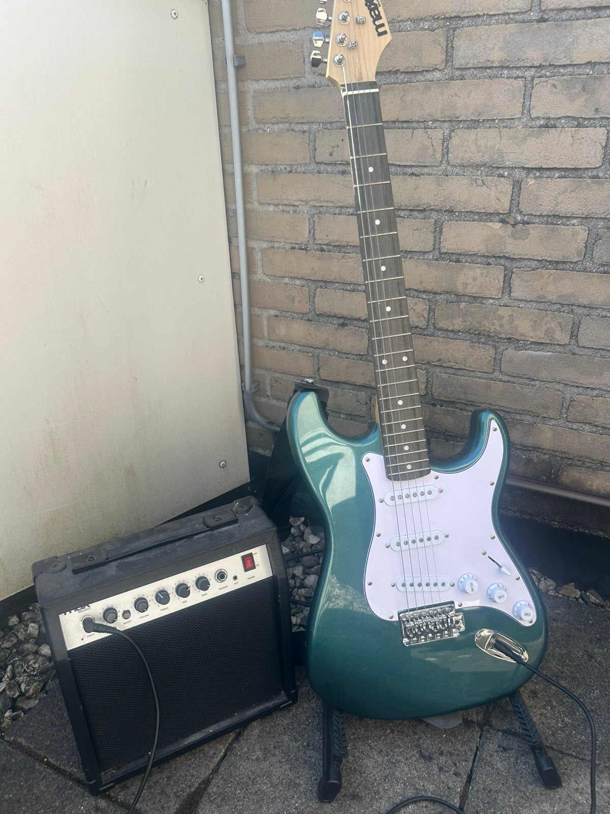 Maxx gitaar met Versterker en nieuwe snaren, Muziek en Instrumenten, Snaarinstrumenten | Gitaren | Elektrisch, Overige merken