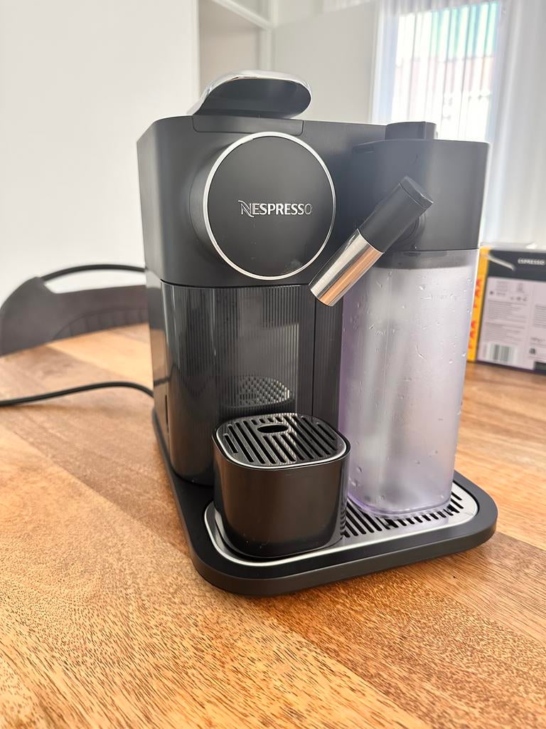 De'Longhi Nespresso Gran Lattissima - incl 230 koffiecups, Ophalen of Verzenden, Zo goed als nieuw, Koffiemachine