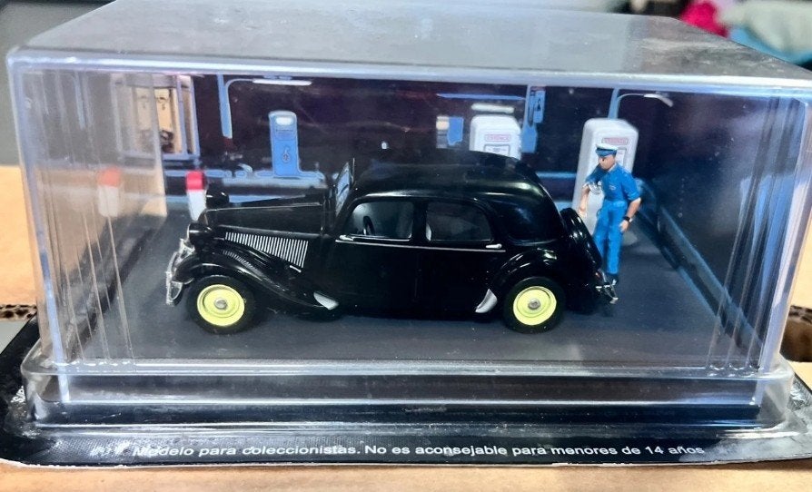 Citroën Traction Avant + tankstation 1:43 in vitrinedoosje, Hobby en Vrije tijd, Modelauto's | 1:43, Ophalen of Verzenden, Nieuw