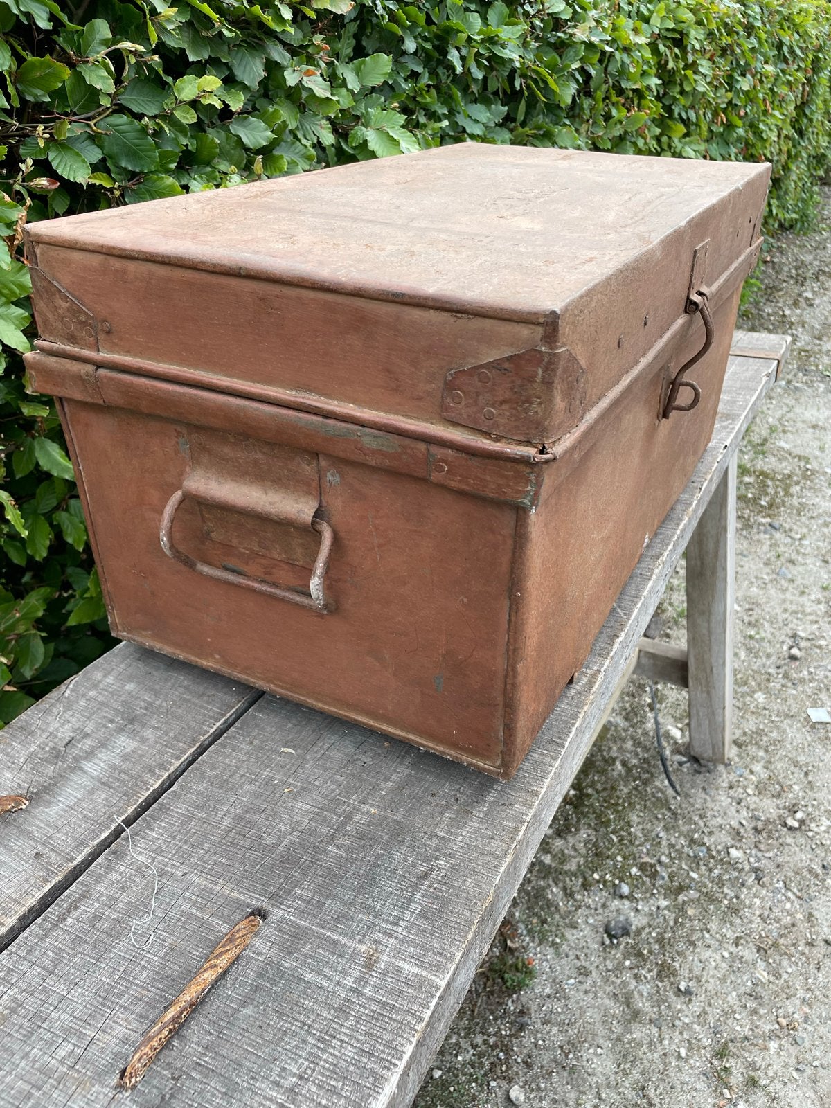 Aparte roestkleurige metalen kist uit India, Huis en Inrichting, Woonaccessoires | Kisten, Ophalen, Gebruikt, 50 tot 100 cm, 75 tot 100 cm