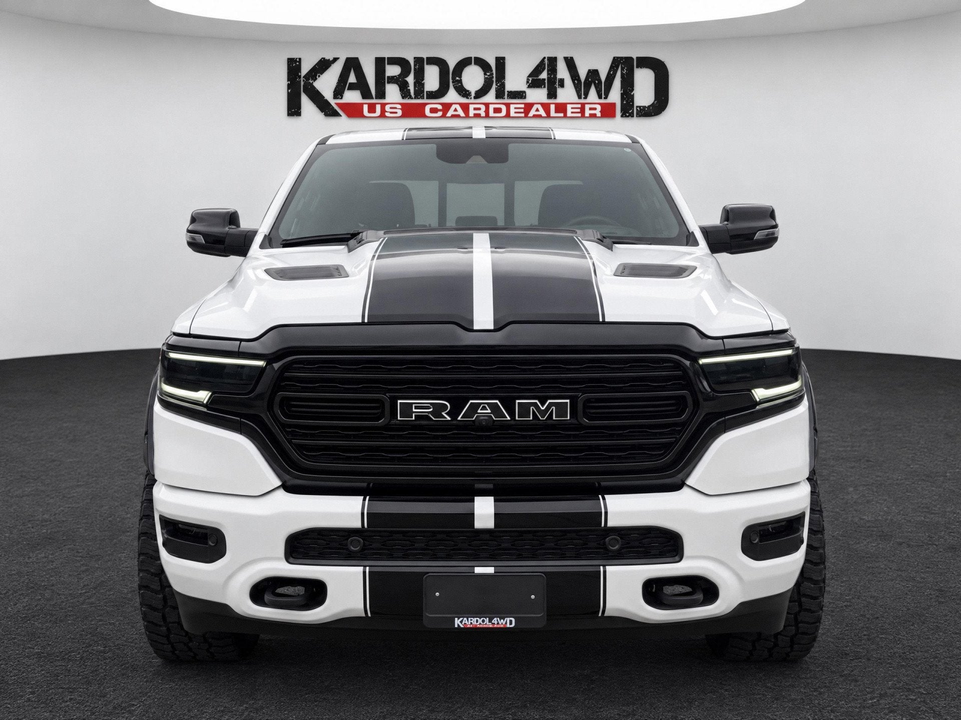 Dodge Ram 1500 5.7 V8 4x4 Crew Cab Limited BLACK ON WHITE ED, Auto's, Automaat, Gebruikt, 5654 cc, 402 pk