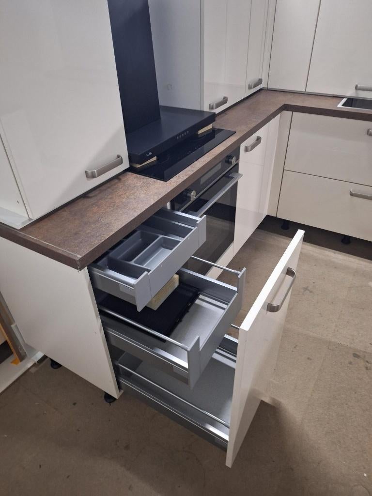Keuken Compleet met APP 120Keukens op voorraad Nr. 2921, Ophalen of Verzenden, Zo goed als nieuw, Hoekkeuken, Met kookeiland