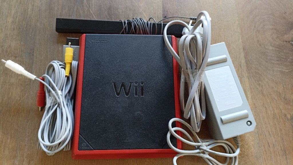 Rode wii mini met controller en nun chuck, Spelcomputers en Games, Ophalen of Verzenden, Zo goed als nieuw, Met 1 controller