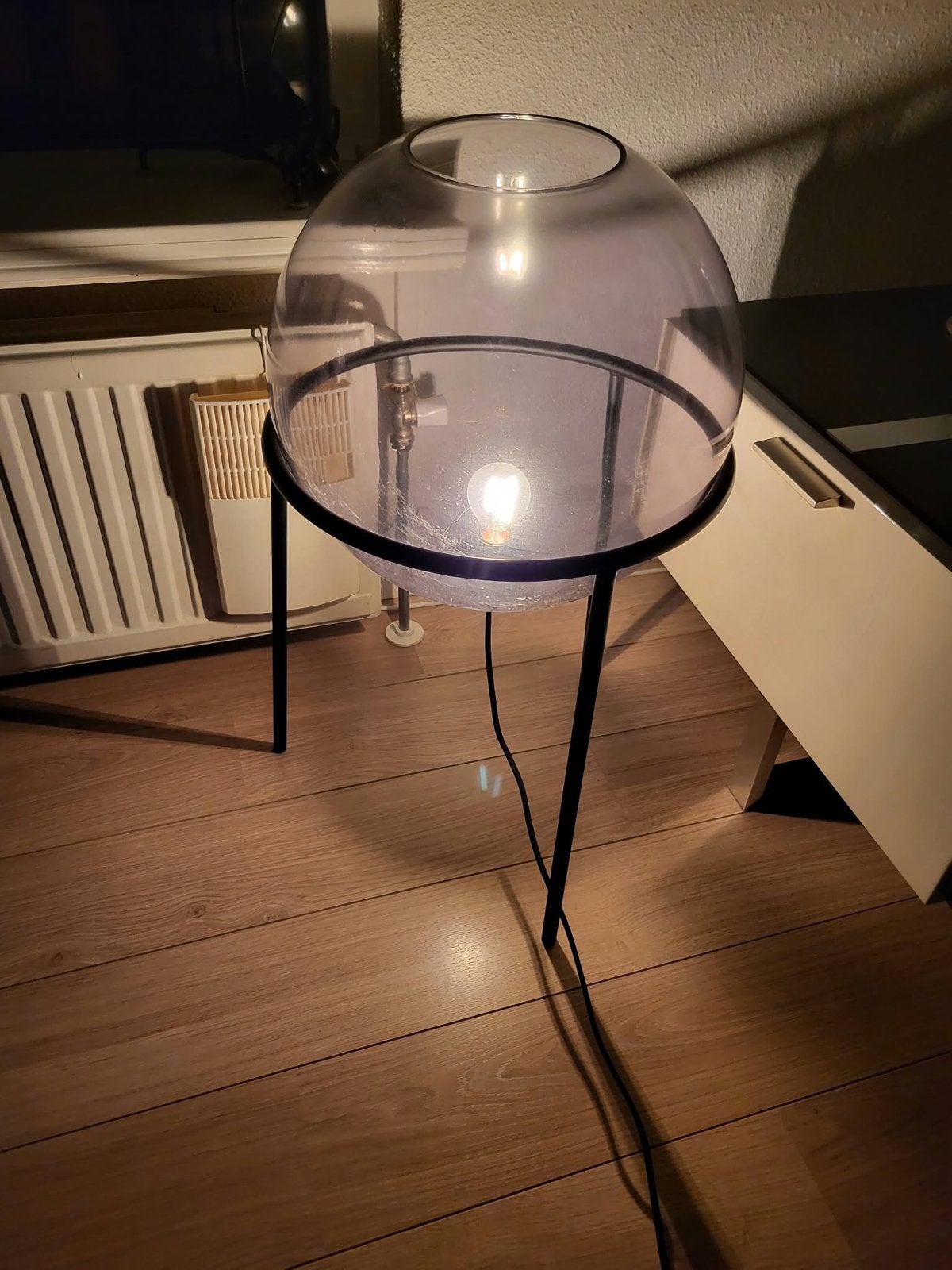 Moderne vloerlamp met glazen bol en metalen frame, Gebruikt, 100 tot 150 cm, Glas, E27 (groot)