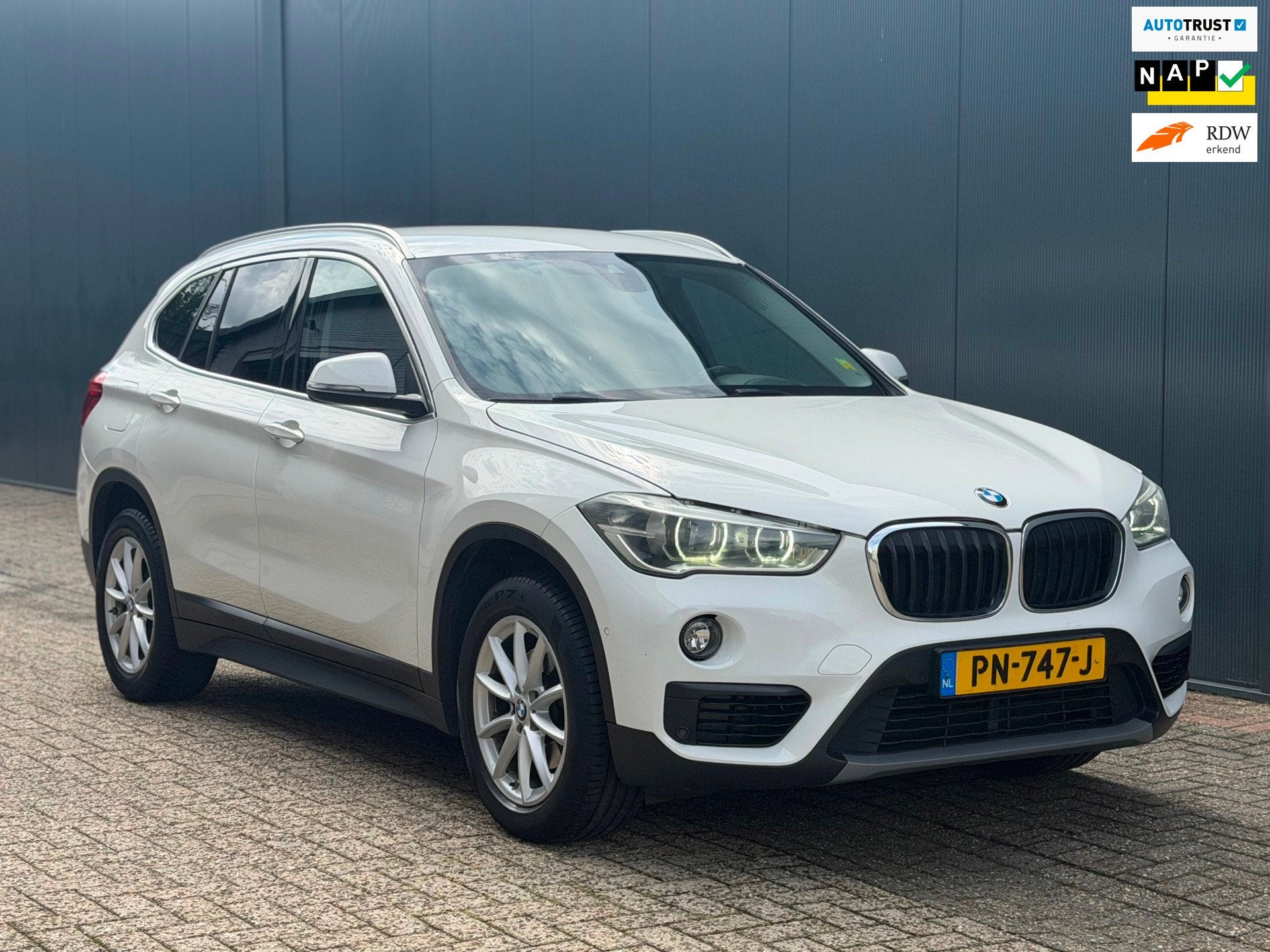 BMW X1 SDrive18i HUD | Leder | StoelVW | Topstaat!, Auto's, Gebruikt, Euro 6, Leder en Stof, Wit