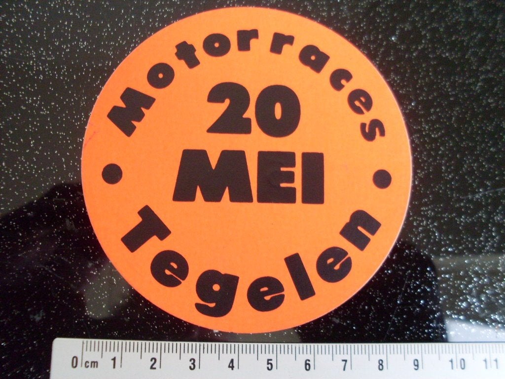 sticker motorraces 20 mei tegelen jaren 70 nmb wegraces, Verzamelen, Verzenden, Zo goed als nieuw, Sport