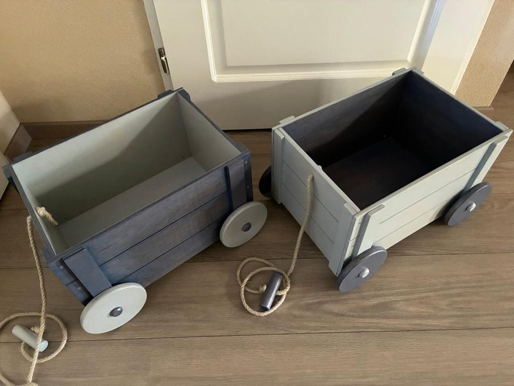 Houten speelgoedkisten op wielen (2 stuks), Kinderen en Baby's, Speelgoed | Overig, Ophalen of Verzenden, Gebruikt, Jongen of Meisje