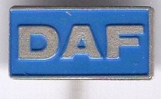 DAF blauw op zilverkleurig auto speldje ( A_202), Ophalen of Verzenden, Nieuw, Transport, Speldje of Pin