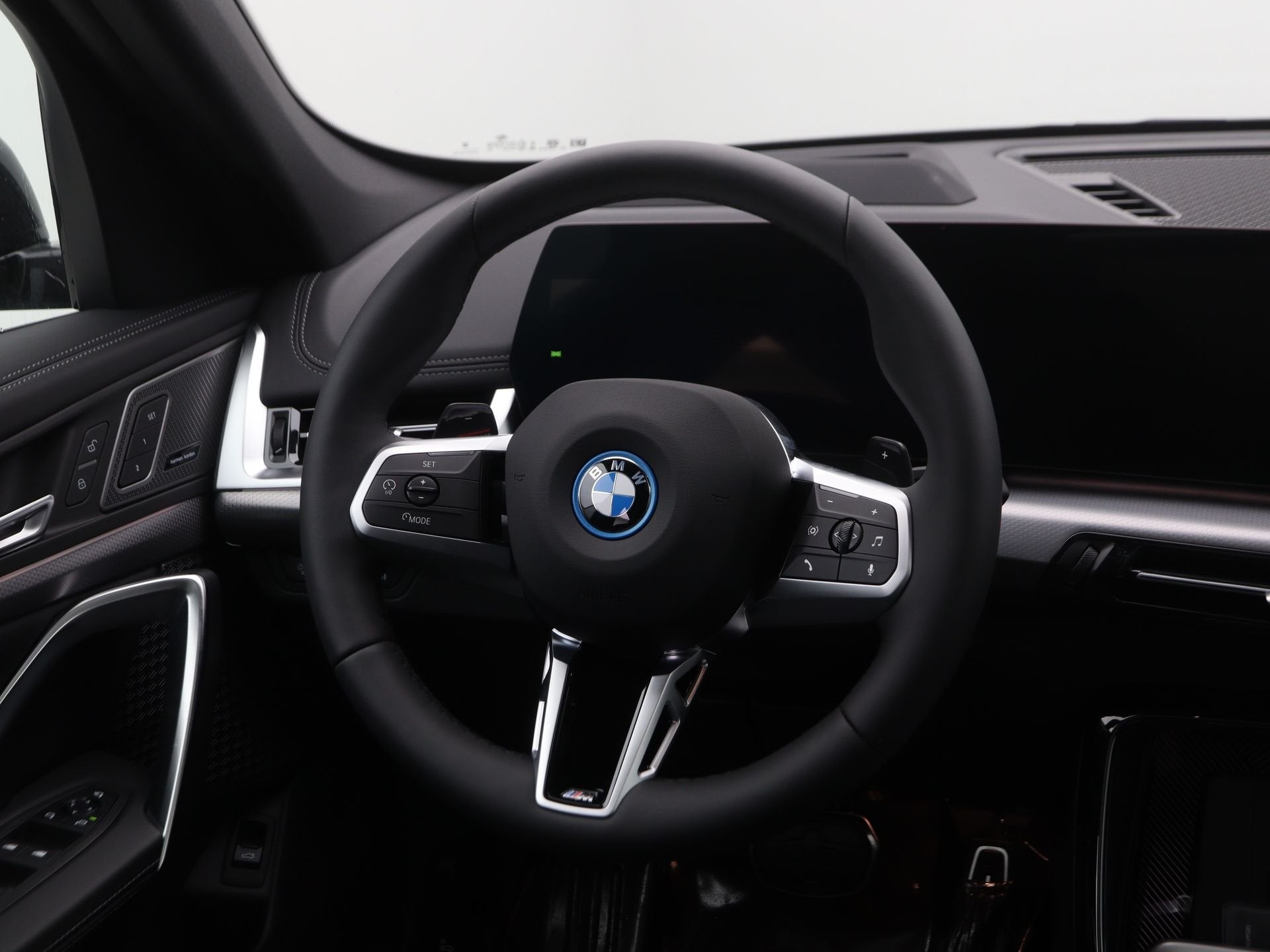 BMW X1 xDrive25e M Sport Pro (bj 2026, automaat), Auto's, Dealer onderhouden, Met garantie (alle), Overige brandstoffen, Zwart