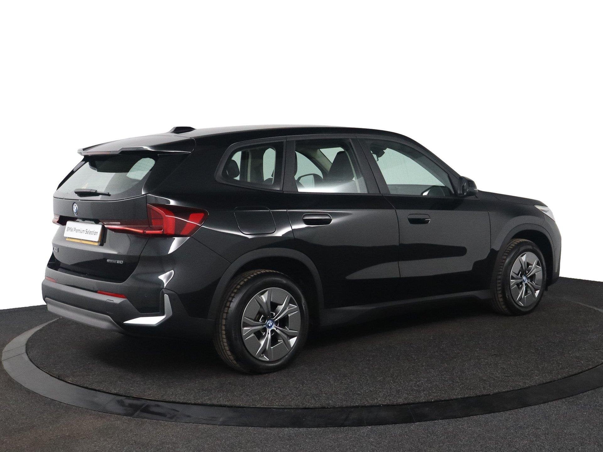 BMW iX1 eDrive20 67 kWh | Camera | Parkeersensoren voor en a, Gebruikt, Met garantie (alle), Zwart, 204 pk