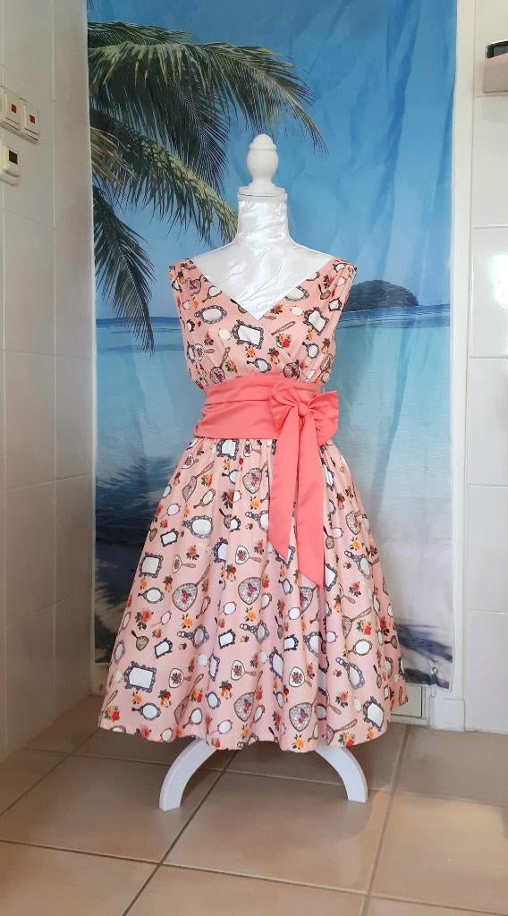 Fifty's swing dress Harper pink mirrors, Kleding | Dames, Gelegenheidskleding, Maat 38/40 (M), Verzenden, Cocktailjurk, Zo goed als nieuw