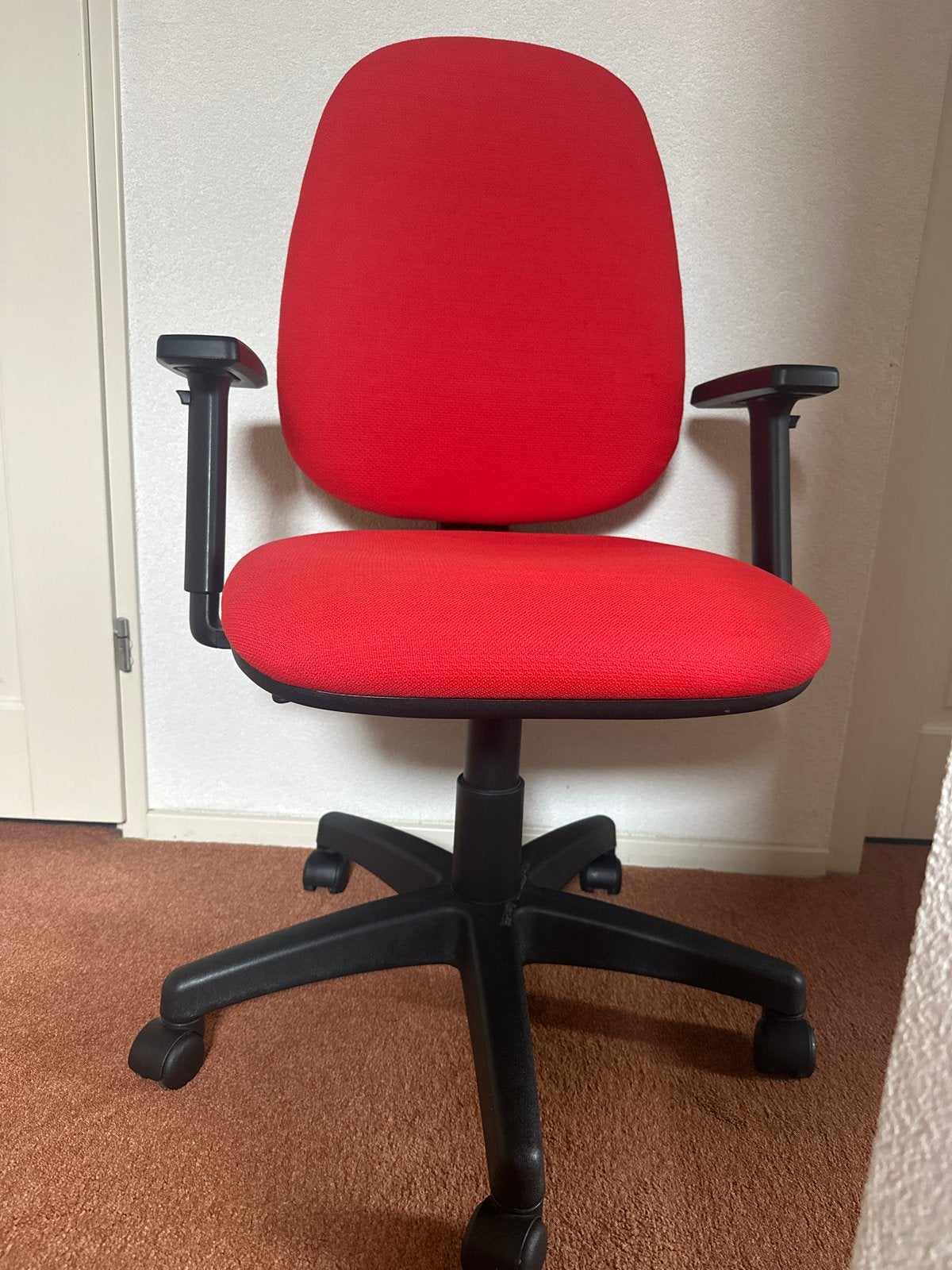 Bureaustoel met rode bekleding - Prima staat, Huis en Inrichting, Bureaustoelen, Ophalen, Zo goed als nieuw, Rood, Bureaustoel