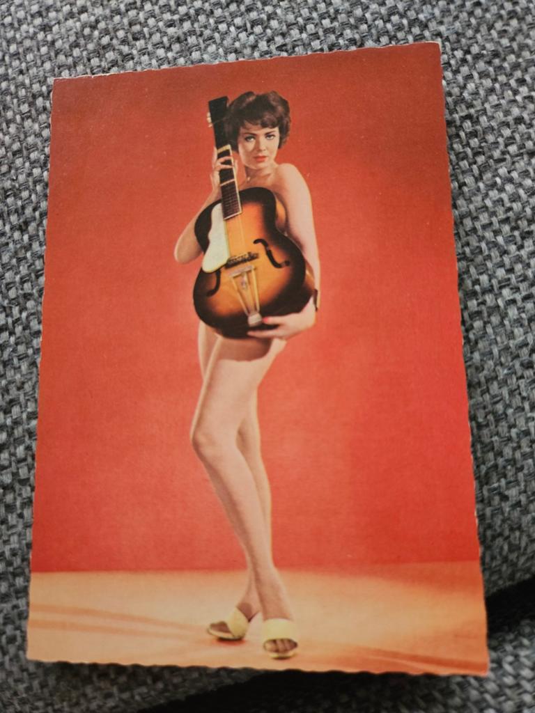 Pin up dame bloot met Gitaar - Ongelopen, Ophalen of Verzenden, 1940 tot 1960, Ongelopen