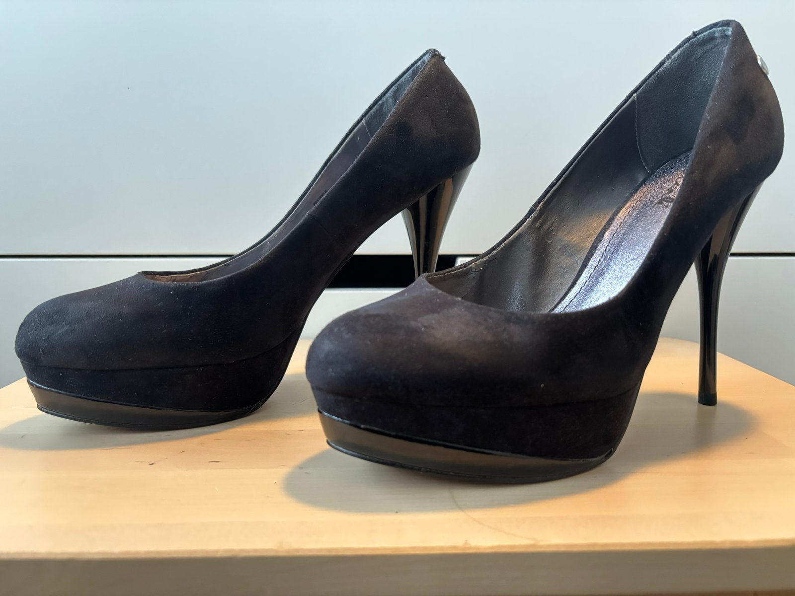 Zwarte suède pumps met hoge hakken, maat 41, Zwart, Ophalen of Verzenden, Schoenen met hoge hakken, Gedragen