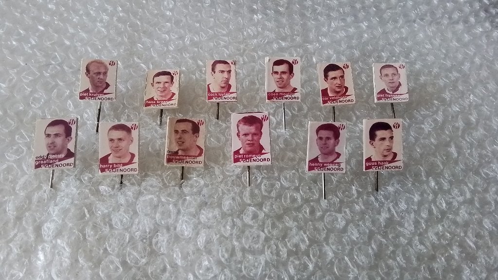 12 verschillende speldjes oud voetbal spelers feijenoord, Verzamelen, Speldjes, Pins en Buttons, Ophalen of Verzenden, Zo goed als nieuw