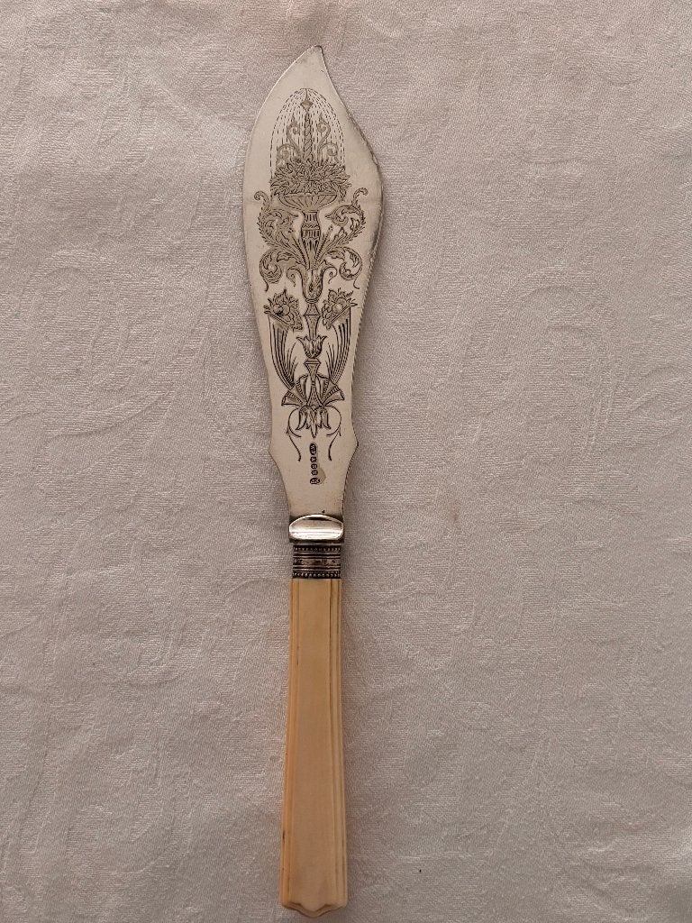 Antiek vismes met een verzilverd blad en een benen heft., Ophalen of Verzenden