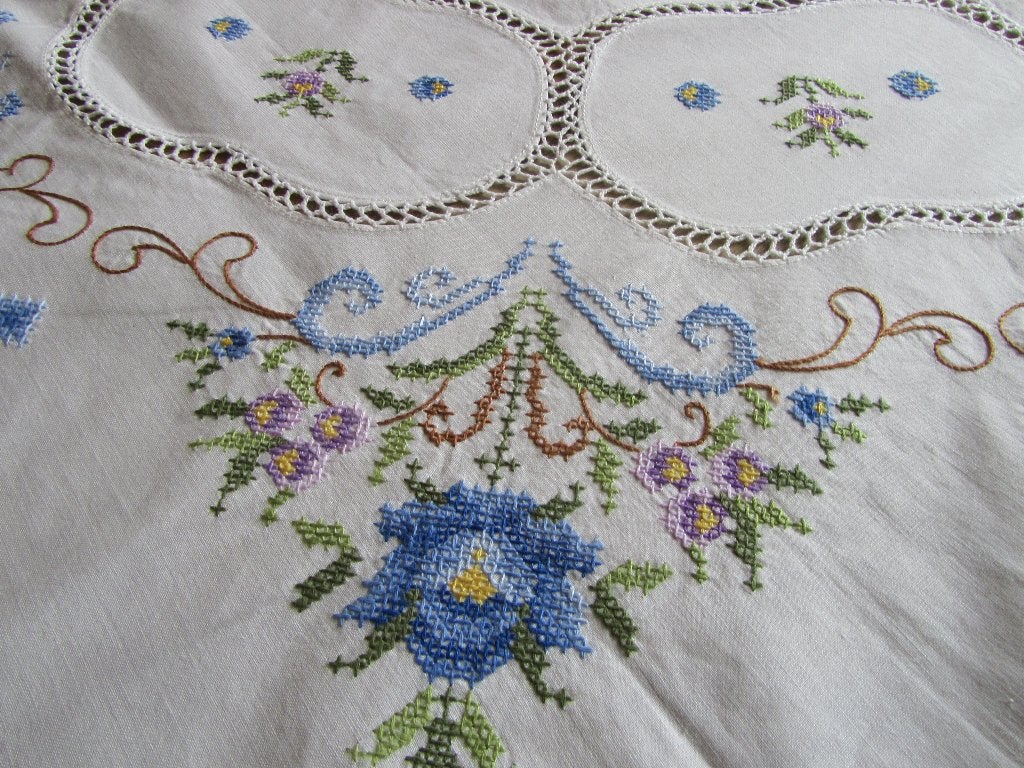 Geborduurd tafelkleed rond met blauwe rozen, Verzenden
