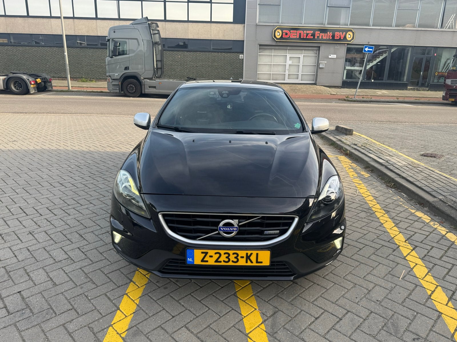Volvo V40 1.6 D2 R-design Powershift 2014 Zwart MOET NU WEG!, Auto's, 4 cilinders, 700 kg, Zwart, Particulier