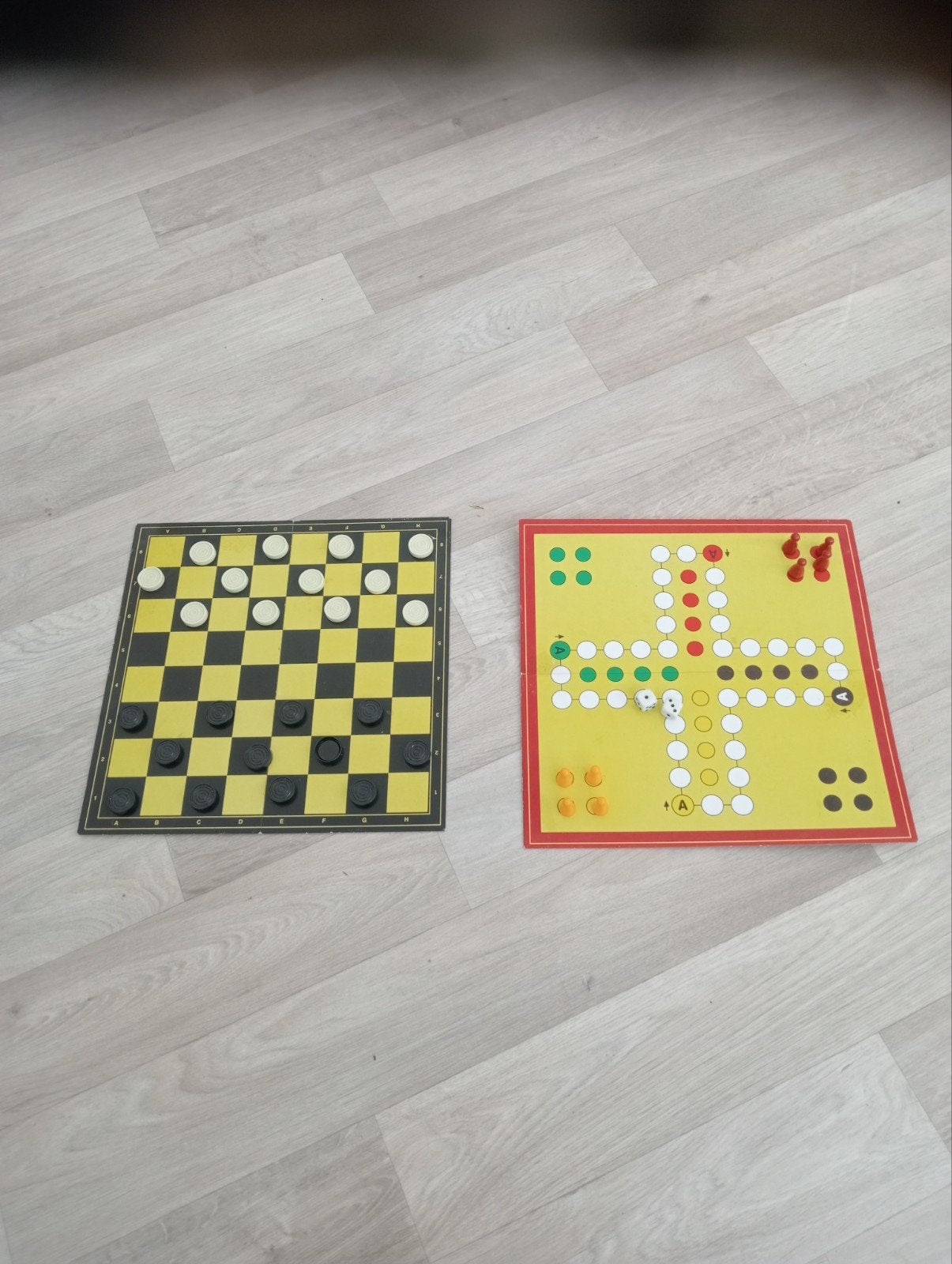 Dambord en mens erger je niet voor 2 pers., Een of twee spelers, Ophalen of Verzenden, Gebruikt