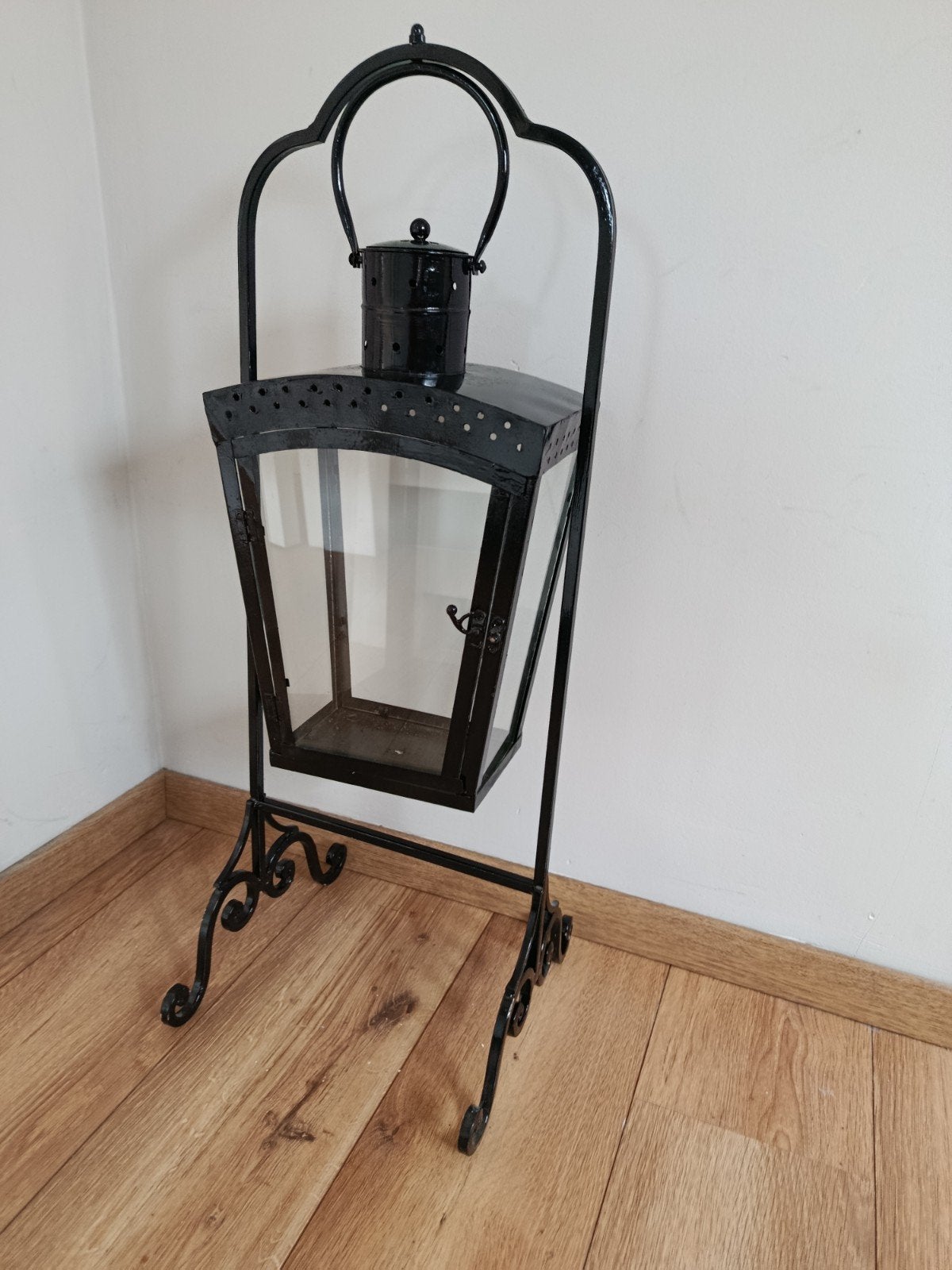 Mooi zwart windlicht/lantaarn - 80 cm hoog, Huis en Inrichting, Woonaccessoires | Kandelaars en Kaarsen, Gebruikt, Kandelaar, 75 cm of meer