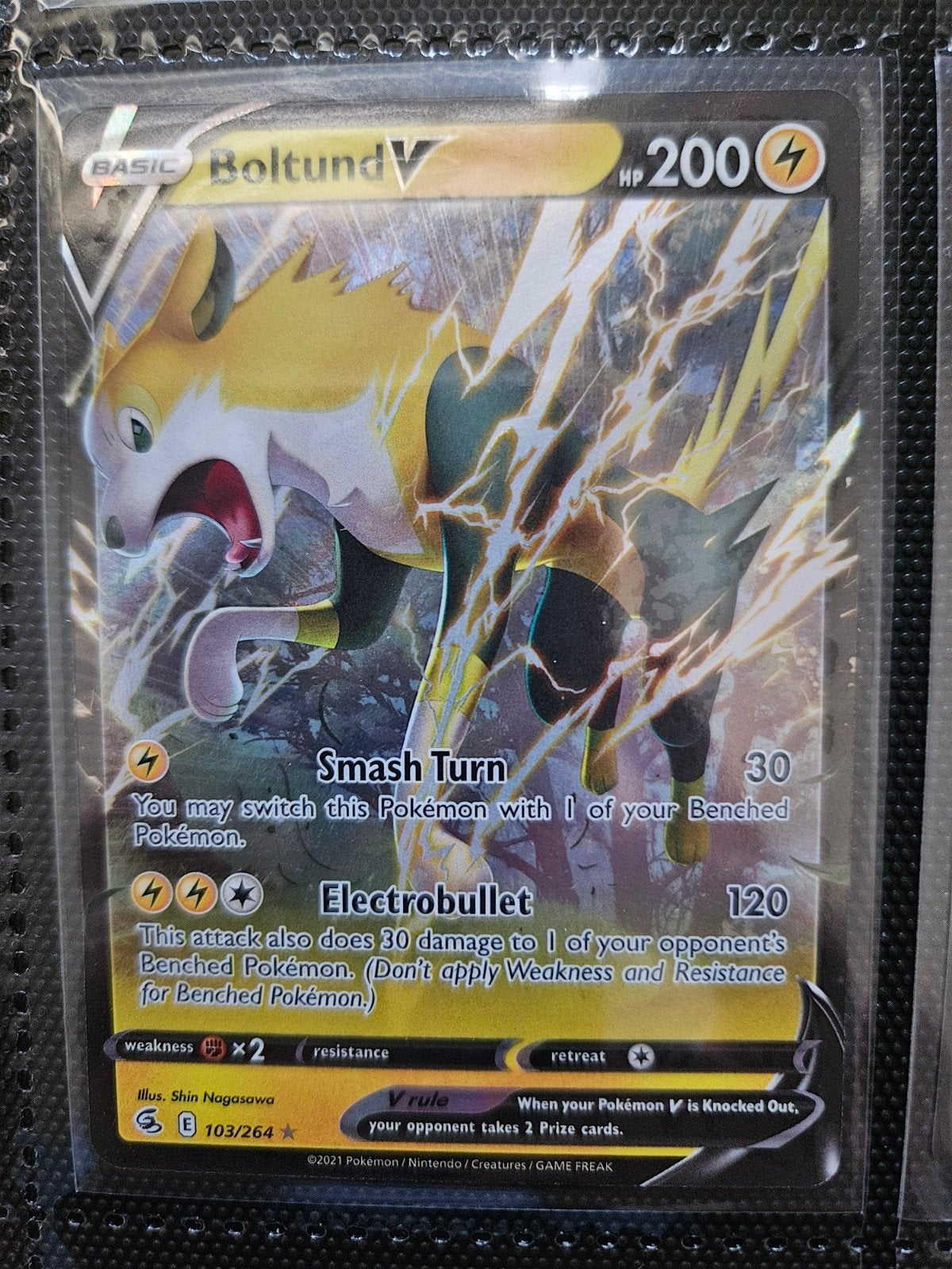 Pokemon Boltund V 103/264 Fusion Strike, Ophalen of Verzenden, Zo goed als nieuw, Losse kaart, Foil