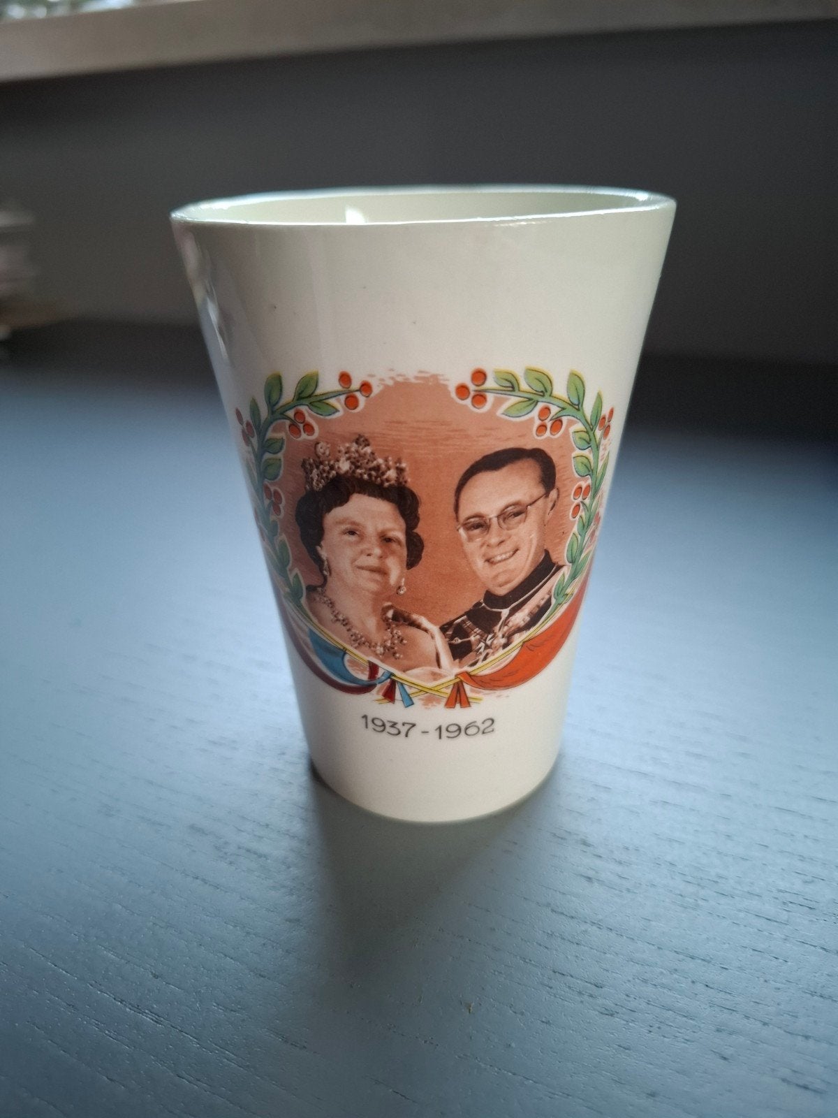 2) Jubileumbeker Juliana & Bernhard 1937-1962 - 10,5 cm hoog, Ophalen of Verzenden, Gebruikt, Nederland, Overige typen