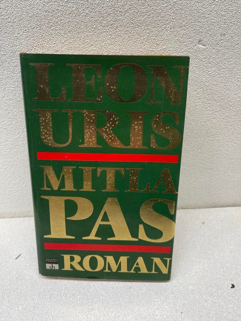 Leon Uris - Mitla Pas - Roman, Boeken, Romans, Gelezen, Nederland, Ophalen of Verzenden