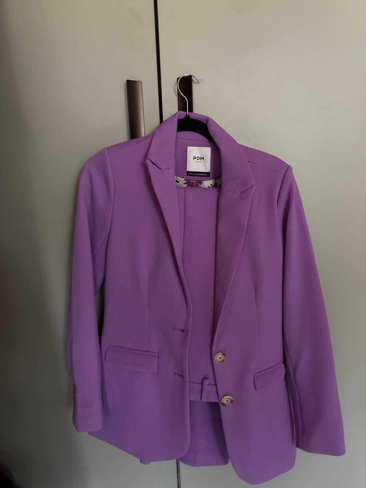 POM Amsterdam Lila Jasje (34) & Pantalon (36) - ZGAN, Kleding | Dames, Kostuum of Pak, Paars, Ophalen of Verzenden, Zo goed als nieuw