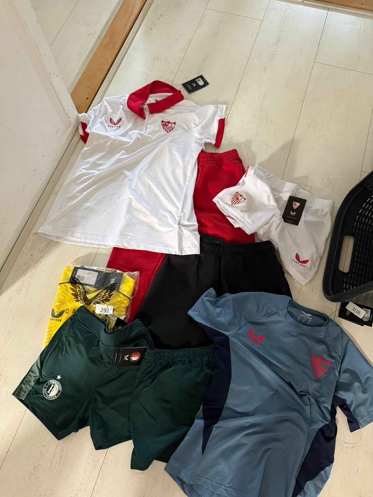 Voetbal kleding set: shirts, broeken, trainingsbroek, Maat S, Ophalen of Verzenden, Nieuw, Set