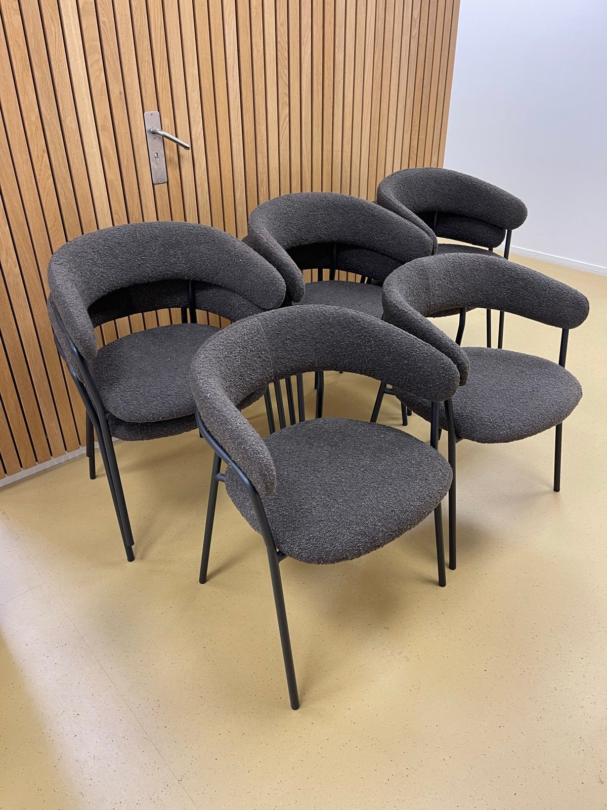 Set van 8 donkergrijze stoelen met metalen onderstel, Huis en Inrichting, Stoelen, Ophalen, Nieuw, Metaal, Grijs