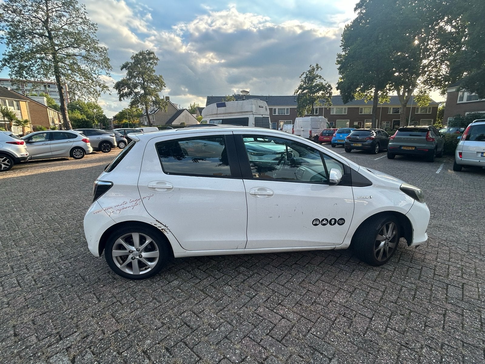 Toyota Yaris 1.5 Full Hybrid 5DR 2013 apk 2027, Auto's, 74 pk, Zwart, 4 cilinders, 1070 kg