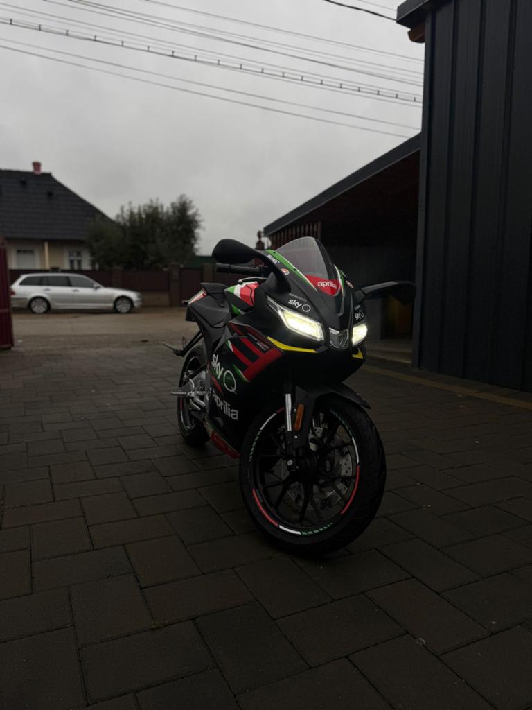 Aprilia RS4 125 2022 - Sportieve 125cc motor, Motoren, Gebruikt, Sport, 11 kW of minder, ABS