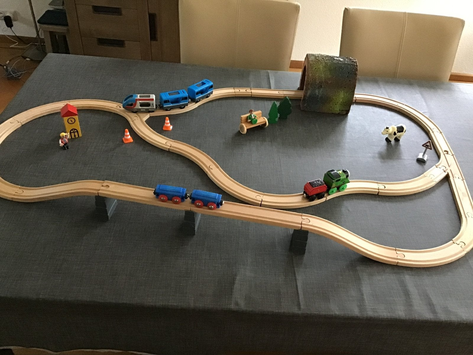 Houten treinbaan met tunnel, brug , treinen en accessoires, Kinderen en Baby's, Ophalen of Verzenden, Gebruikt