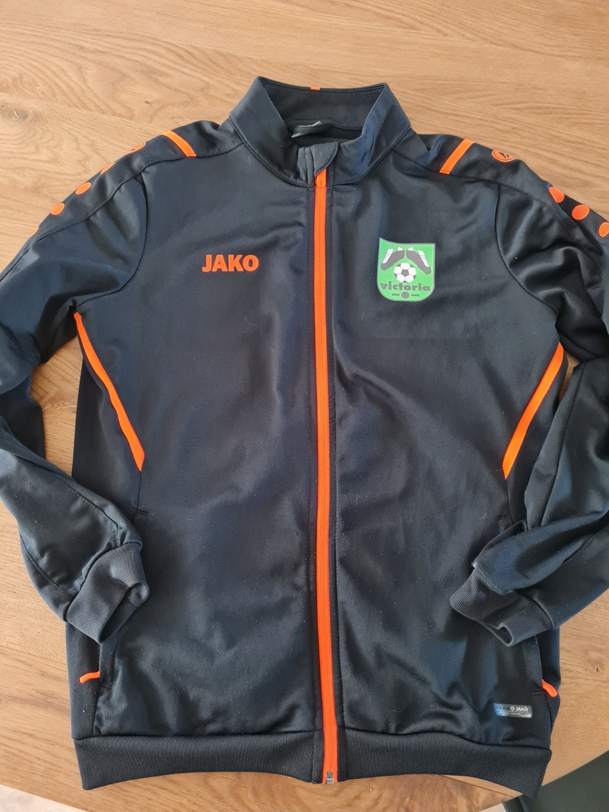 Jako sport vest Victoria O Obdam maat S, trainingsjas, Maat S, Ophalen of Verzenden, Zo goed als nieuw, Trainingspak