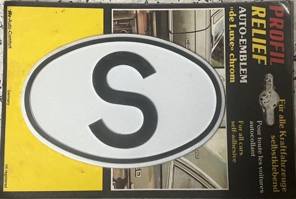 Retro landsticker. Zweden:. S in relief zwart-wit 82x123 mm, Auto diversen, Ophalen of Verzenden, Nieuw