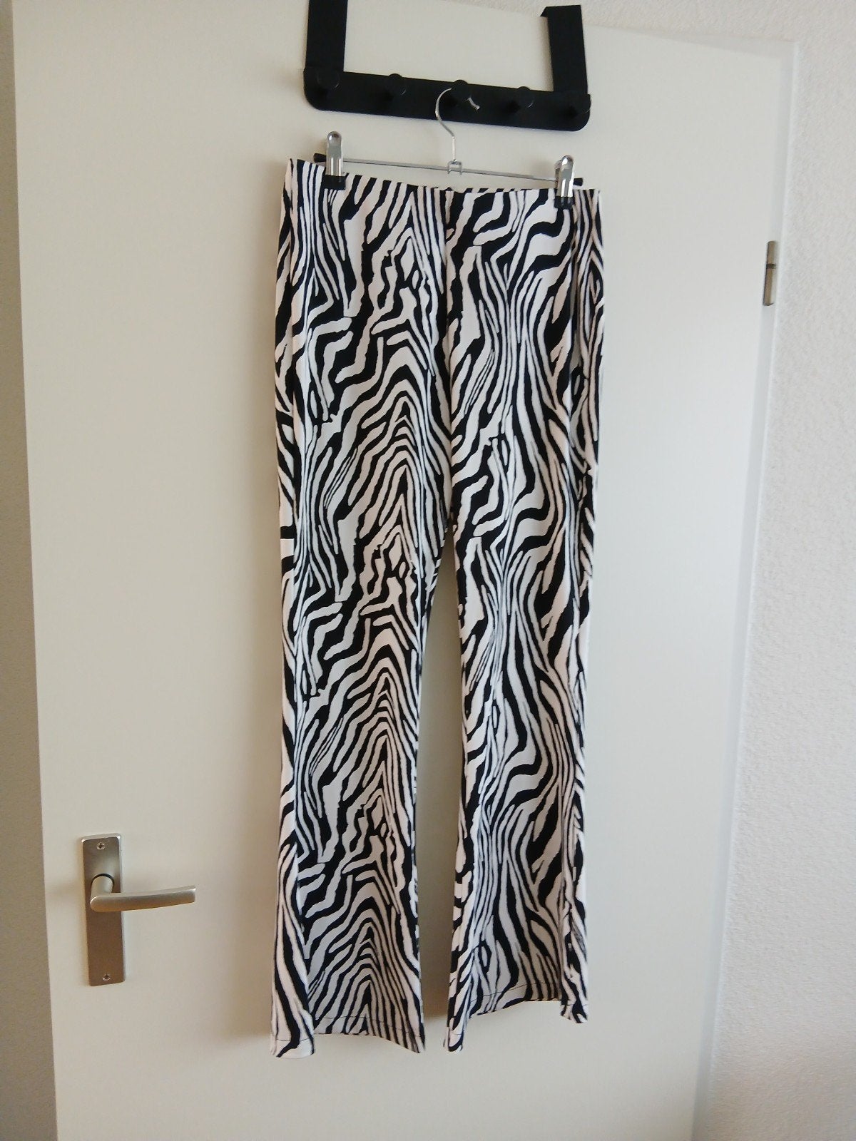 Modieuze nieuwe zebra print broek van By Swan. Maat M/L., Verzenden, Zwart, Maat 42/44 (L), Nieuw