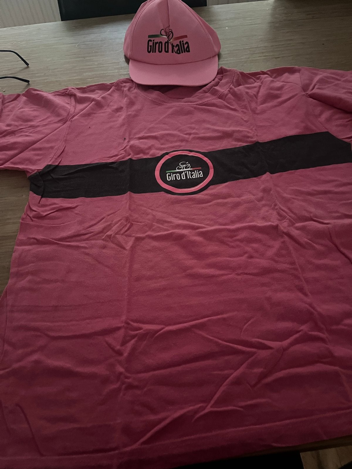 Giro d'Italia T-shirt en pet set - Roze, Ophalen, Zo goed als nieuw
