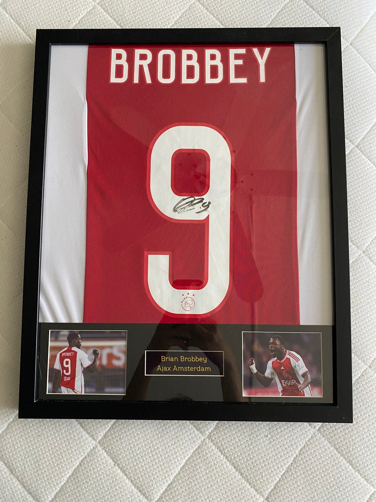 Gesigneerd Brian Brobbey Ajax Shirt - Ingelijst met COA, Verzamelen, Ophalen of Verzenden, Zo goed als nieuw, Ajax, Shirt