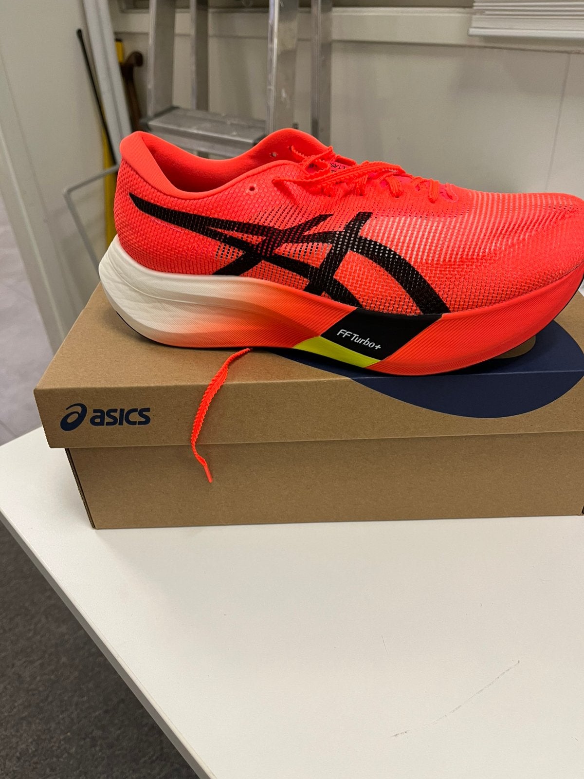Asics Metaspeed Edge Paris U / 42,5, Sport en Fitness, Loopsport en Atletiek, Hardloopschoenen, Nieuw, Ophalen of Verzenden, Hardlopen