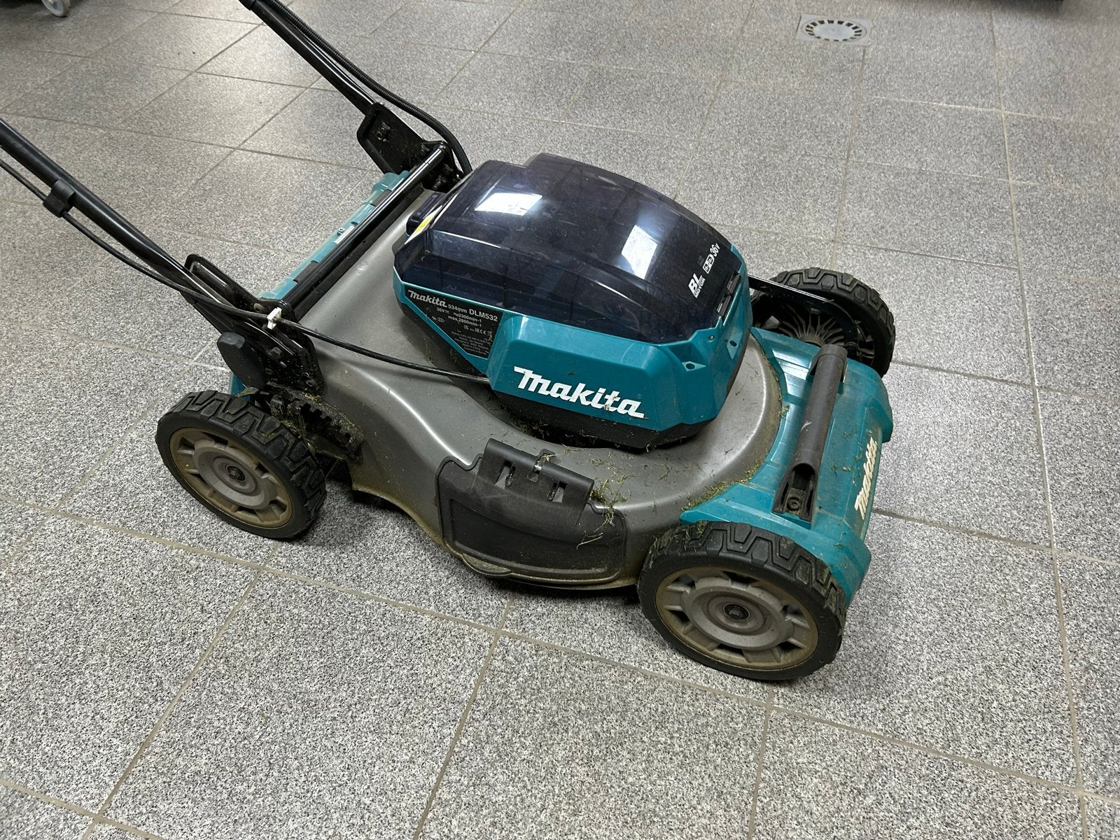 Makita DLM532 Accu-grasmaaier met opvangzak, Tuin en Terras, Grasmaaiers, Ophalen, Cirkelmaaier, Gebruikt, Accu-grasmaaier