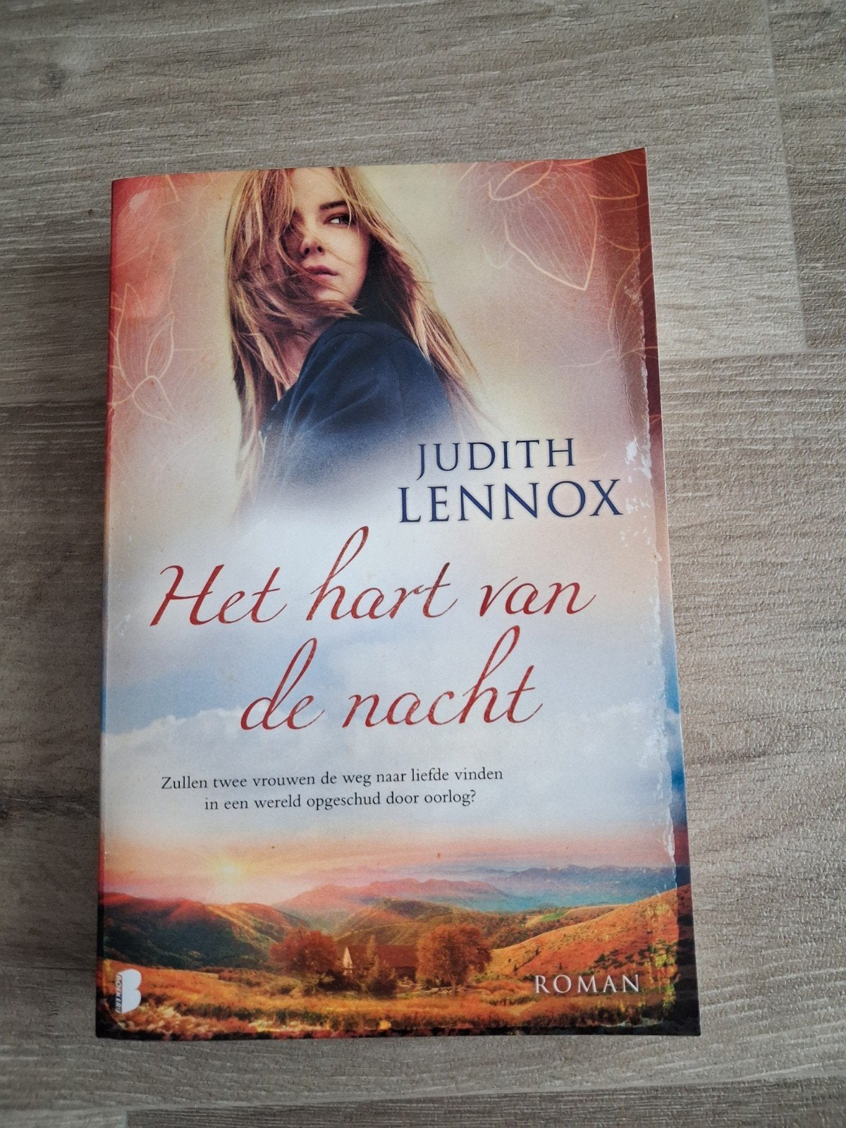 Het hart van de nacht - Judith Lennox, Ophalen of Verzenden, Zo goed als nieuw