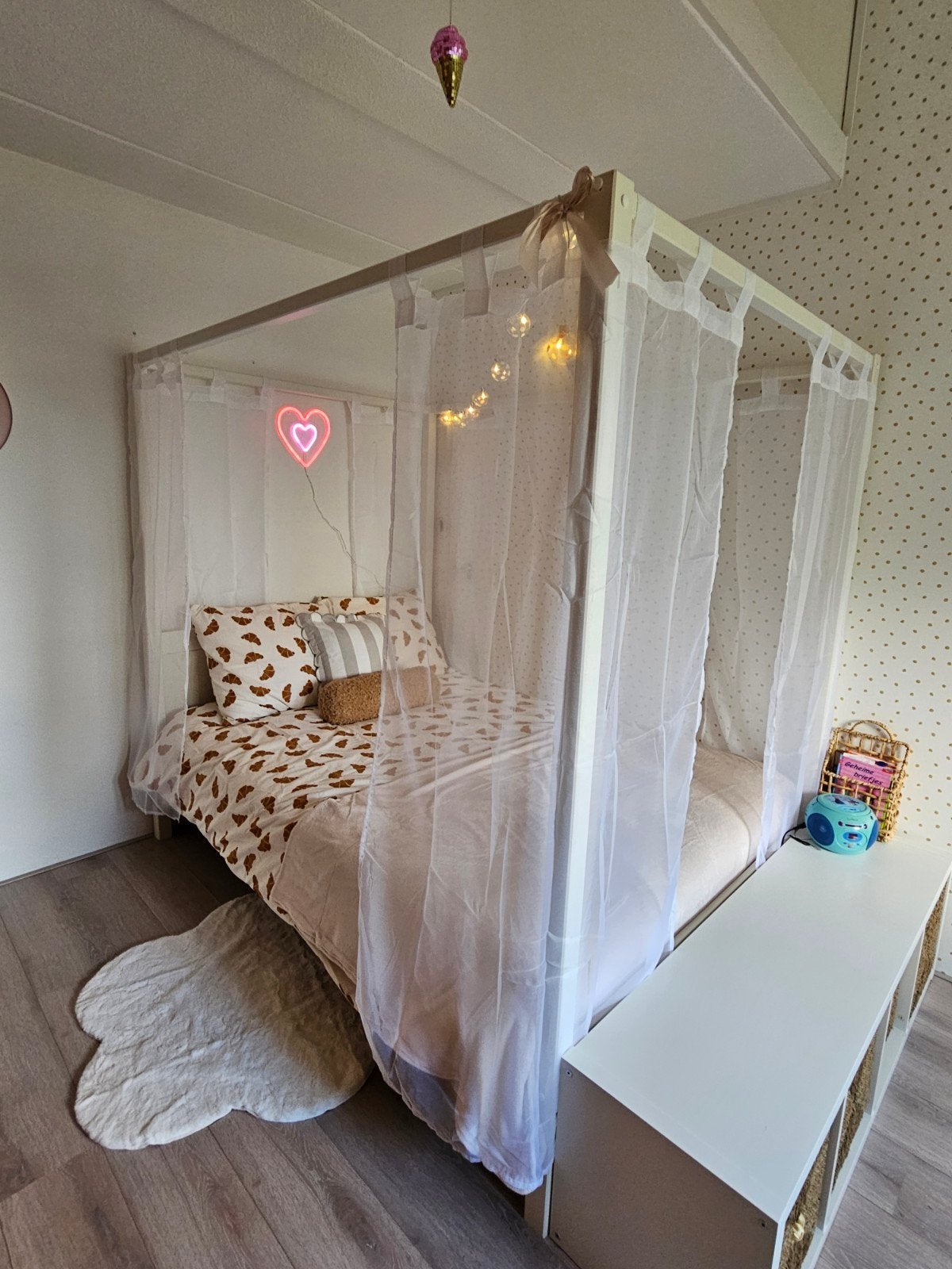 NOUS living hemelbed 140x200, Kinderen en Baby's, Kinderkamer | Bedden, Ophalen, 85 tot 100 cm, Zo goed als nieuw, Matras