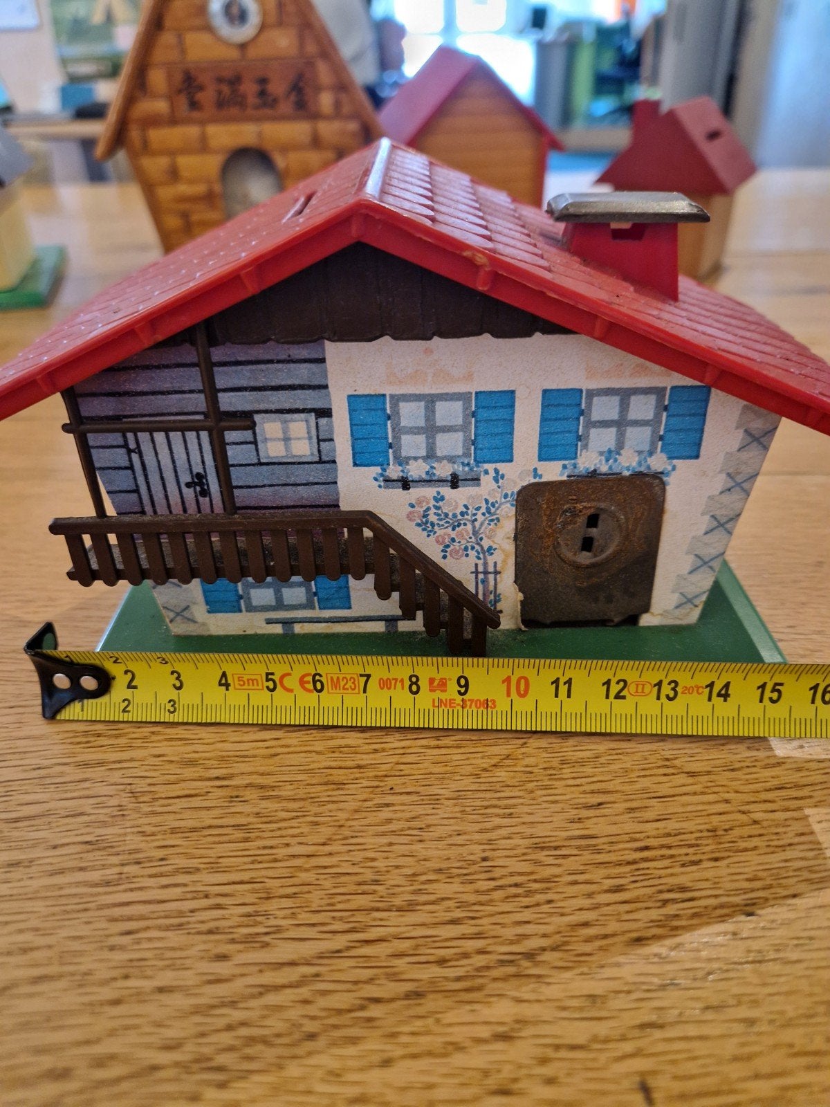 Vintage huisje spaarpot - Rood dak, Verzamelen, Spaarpotten, Ophalen of Verzenden, Kunststof