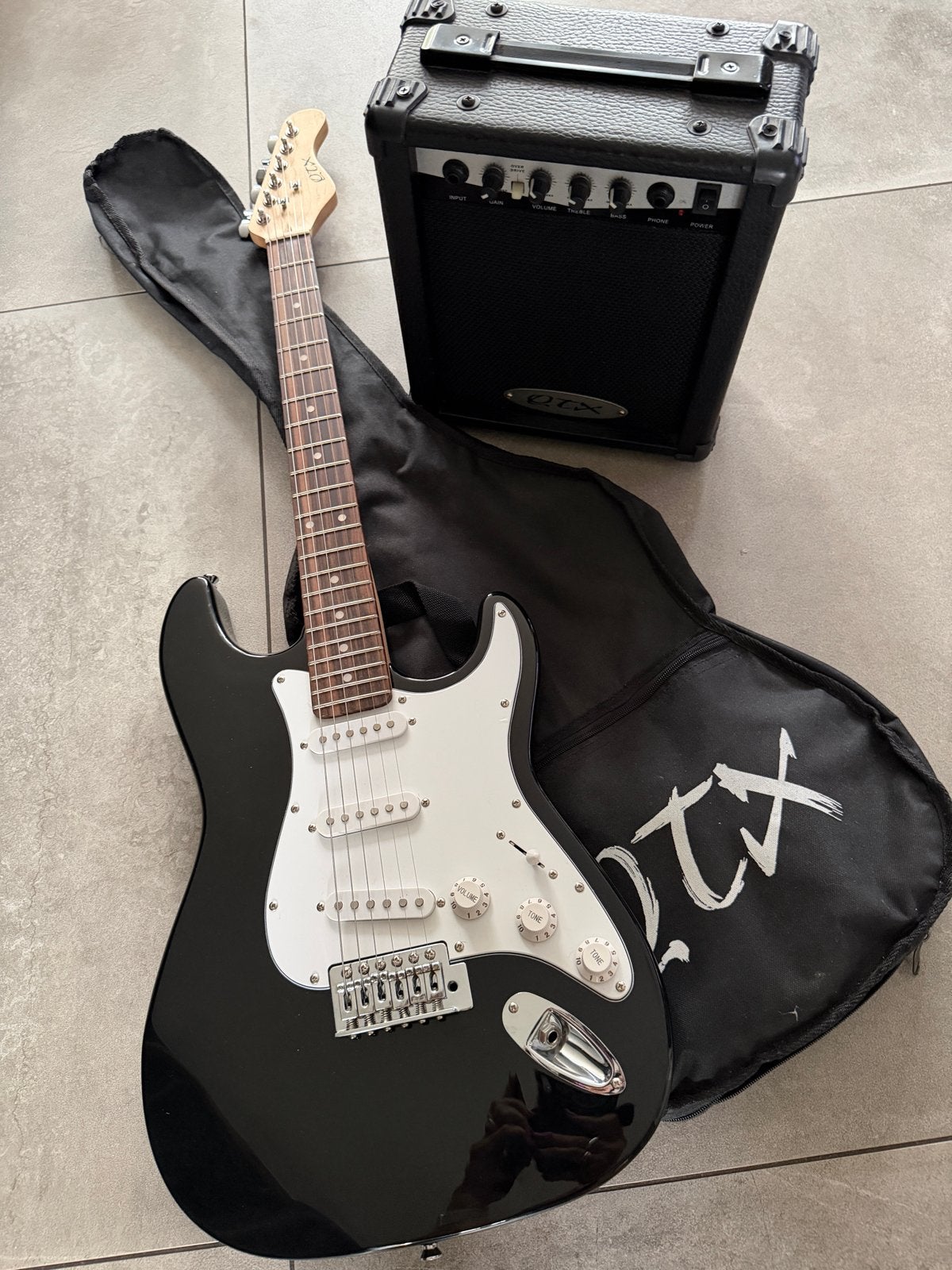 Elektrische gitaar met versterker en hoes, Met versterker, Zo goed als nieuw, Solid body, Ophalen