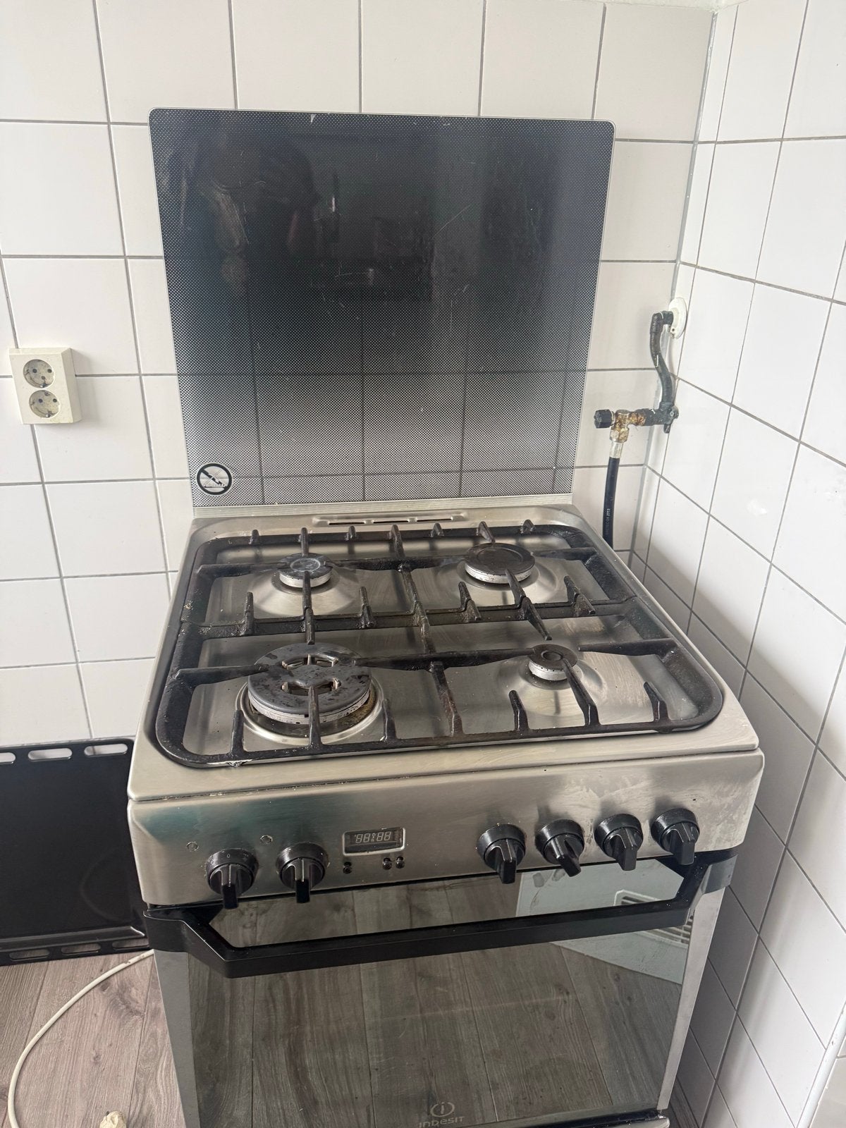 GRATIS OPHALEN : Indesit gasfornuis met oven, Ophalen, Gebruikt, 60 cm of meer, 4 kookzones
