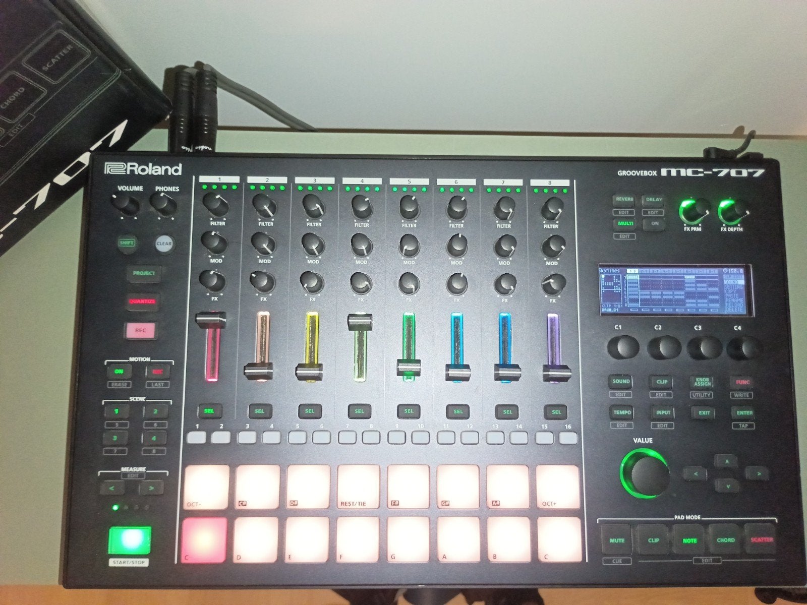 Roland MC-707 Groovebox - Zo goed als nieuw, Roland, Zo goed als nieuw, Met midi-aansluiting, Overige aantallen