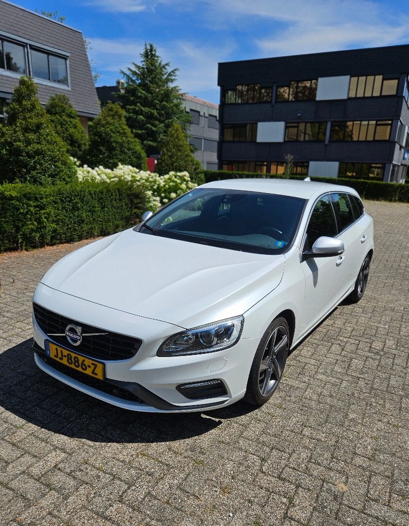 Volvo V60 T4 190pk 2016 Wit, Zwart, 1969 cc, Lichtsensor, Wit