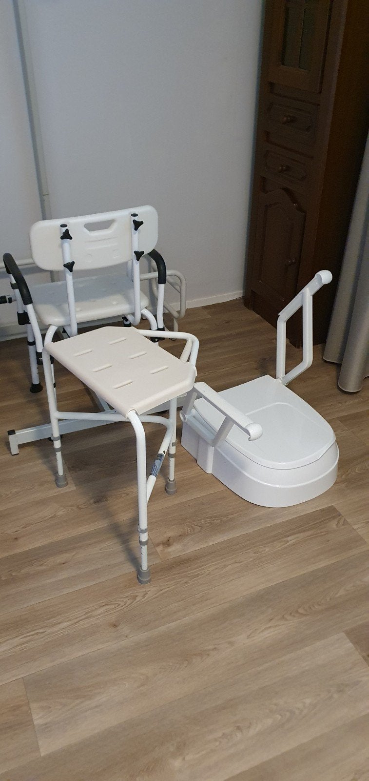 Twee douchestoelen,bedbeugel,papagaai,toiletverhoger, Ophalen