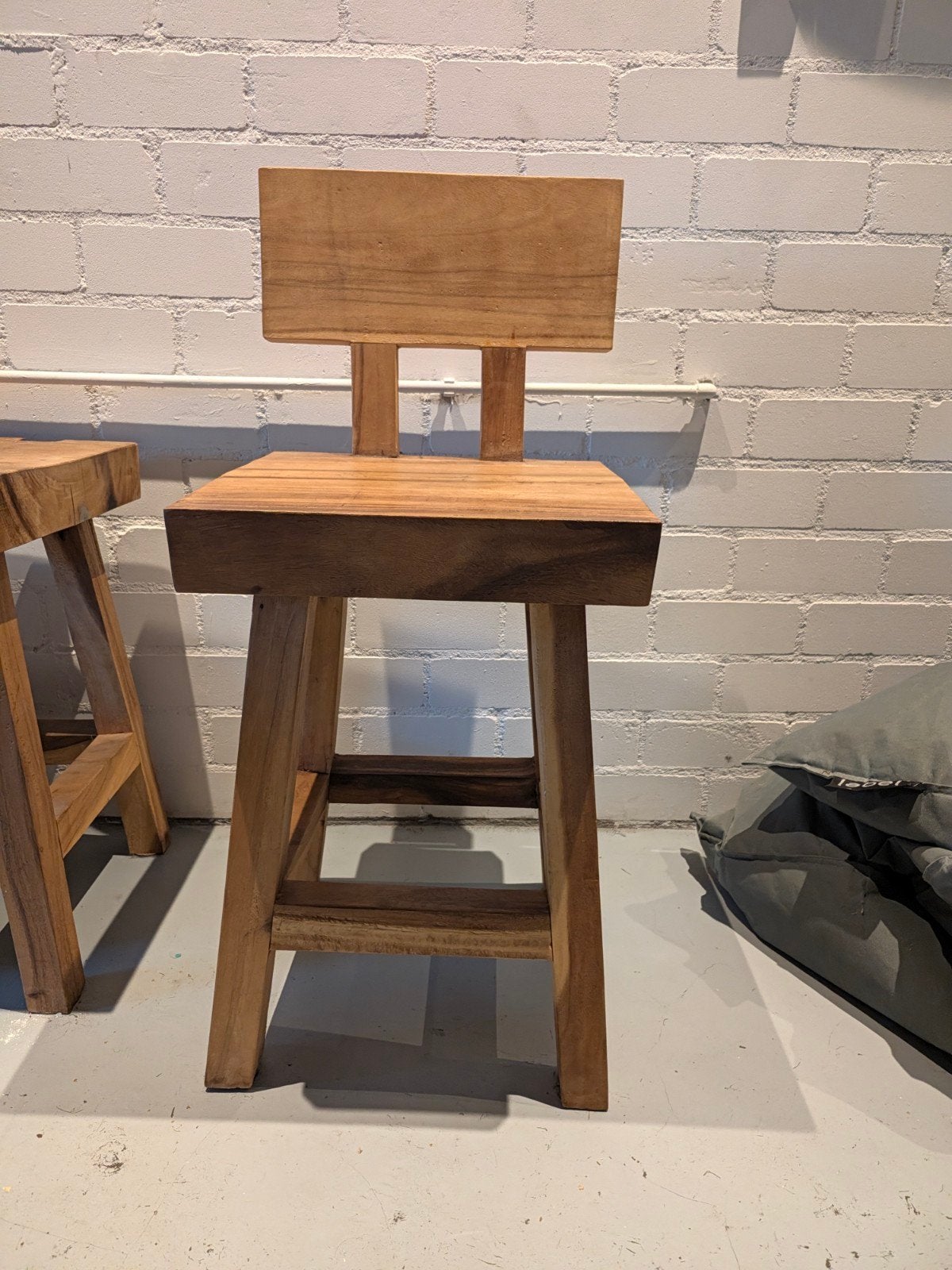 Sterke kruk massief hout 90cm hoog met leuning, Ophalen, Gebruikt, Hout, 90 cm of meer